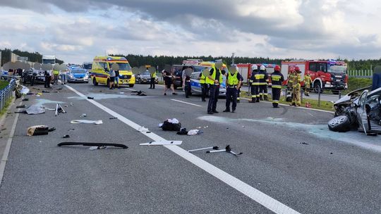 Tak się kończy jazda "zderzak w zderzak". Poszkodowany kierowca w szpitalu