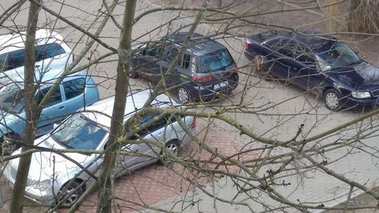 Tak się parkuje przy wieżowcach
