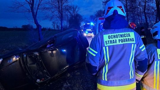 Tak się rozpędził, że dachował. Trzy osoby przetransportowano do szpitala