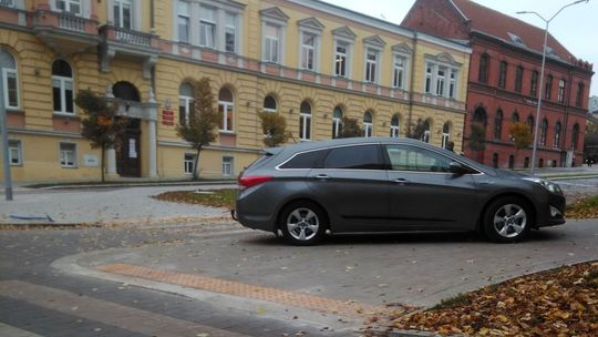 Tak zaparkował pod urzędem