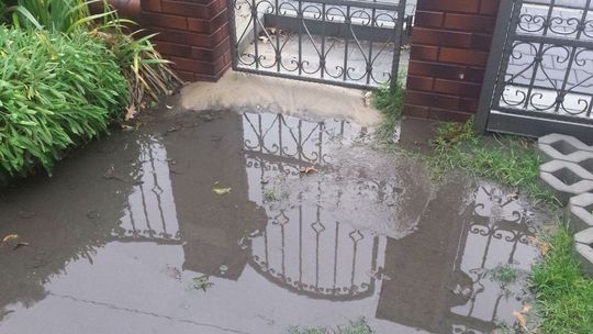 Tak zrobili ulicę, że zalewa mi posesję - skarży się czytelniczka