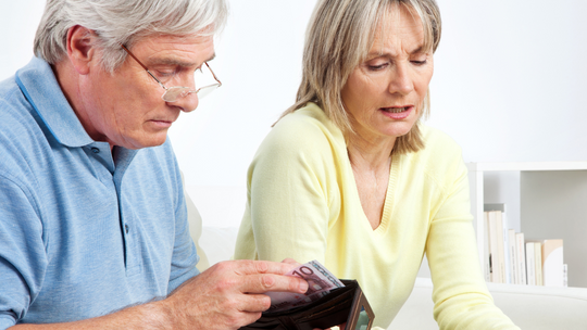 Emeryci żyją dłużej, a dostają mniej z ZUS. Wyliczyli świadczenie 60- i 65-latka Emeryci żyją dłużej, a dostają mniej z ZUS. Wyliczyli świadczenie 60- i 65-latka