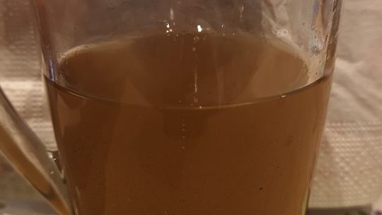 Taką brudną wodę mam pić? - pyta pani Ania