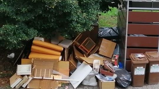 Taki mają śmietnik pod blokiem