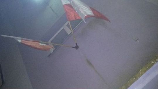 Takie flagi powiesili na bloku