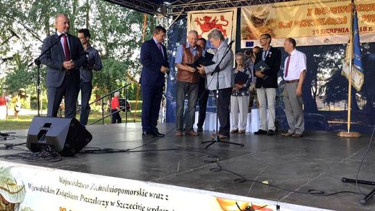 Tam jadą pszczelarze