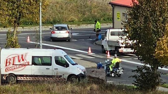 Taniec drogowców z pędzlami, operatora maszyny i samochodów