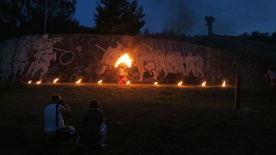 Taniec ognia przed mozaiką