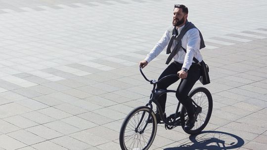 Tankowanie na stacjach boli. Polacy przesiadają się na gravele i e-bike’i Tankowanie na stacjach boli. Polacy przesiadają się na gravele i e-bike’i