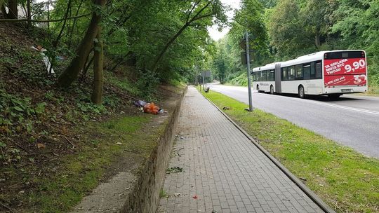 Tapczan i inne śmieci wypadają prawie na ulicę Tapczan i inne śmieci wypadają prawie na ulicę