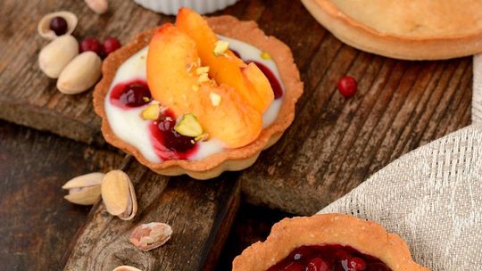 Tartaletki pistacjowe z sosem porzeczkowym