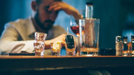 Te zachowania świadczą o nadużywaniu alkoholu. Jak piją dorośli, a jak dzieci [WYWIAD]
