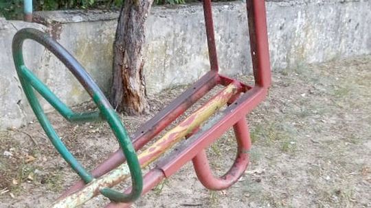 Ten plac zabaw jest niebezpieczny dla dzieci! - alarmuje czytelnik [FOTO]