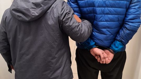 Ten sklepowy złodziej wódkę schował za pazuchę. Zatrzymał go policjant, który... był na urlopie