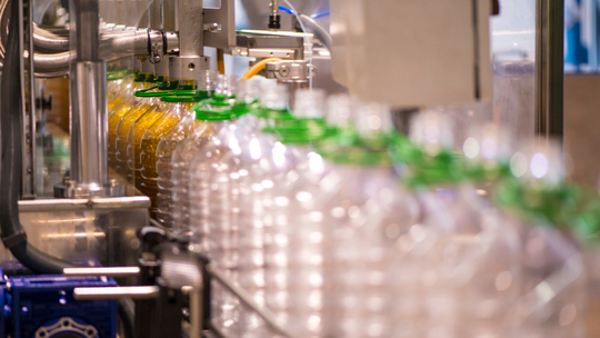 Coraz więcej opakowań ze znakiem kaucyjnym. Unijny poziom selektywnej zbiórki odpadów