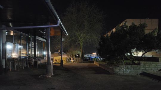 Teren przy Netto po zmroku to pułapka. Mieszkańcy apelują o oświetlenie Teren przy Netto po zmroku to pułapka. Mieszkańcy apelują o oświetlenie