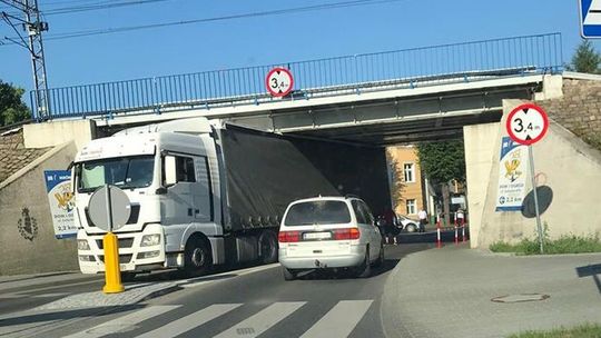 Tirem jechał wężykiem. Miał 3 promile