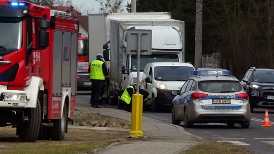 Tirem uderzył w osobówkę, a ta w...
