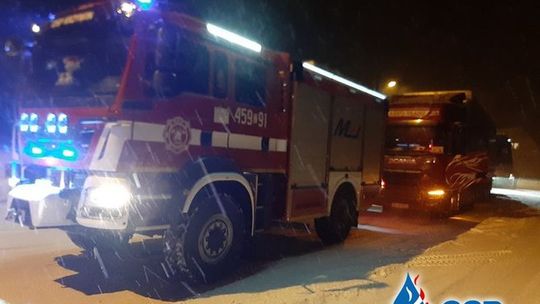 Tiry utknęły w zaspach. Z pomocą przyjechali strażacy 