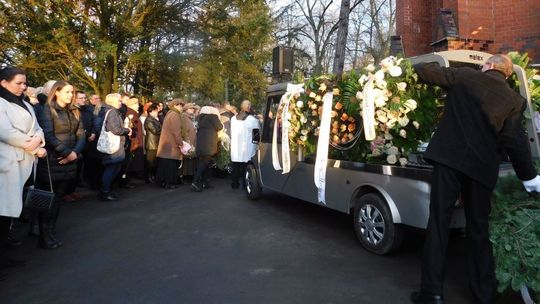 Tłumnie pożegnaliśmy Marię Zalewską. Nad grobem zabrzmiały jej piosenki Tłumnie pożegnaliśmy Marię Zalewską. Nad grobem zabrzmiały jej piosenki