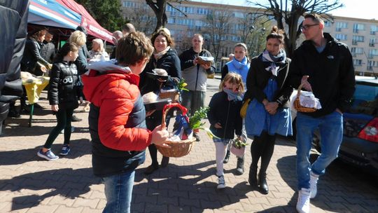 Tłumnie ruszyliśmy z koszyczkami ze święconką