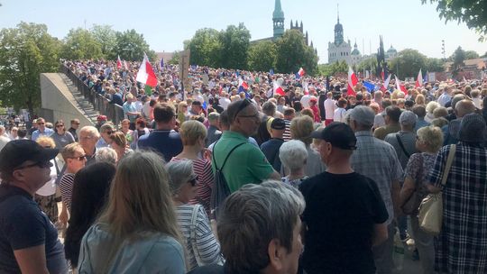 Tłumy na pl. Solidarności w Szczecinie – manifestacja solidarności z Marszem 4 czerwca