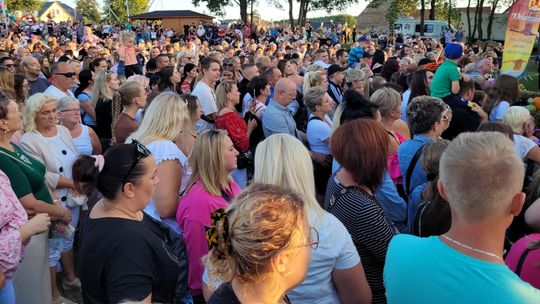 Tłumy na zabawie dożynkowej. Święto plonów trwa [ZDJĘCIA]