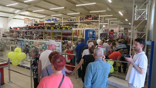 Tłumy w nowym markecie