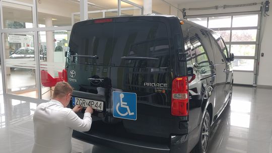 To auto ma windę i zostało zakupione do przewozu osób niepełnosprawnych To auto ma windę i zostało zakupione do przewozu osób niepełnosprawnych