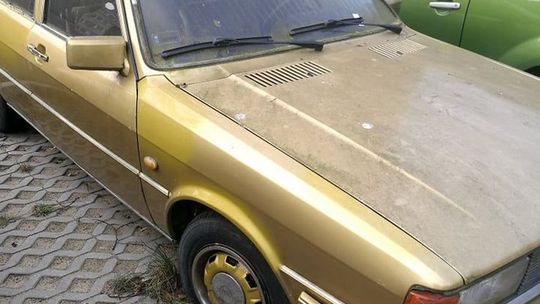 To auto nie ma już właściciela. Można je usunąć z parkingu - informuje czytelnik