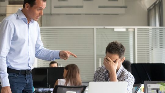 Jaki powinien być idealny szef? Wyniki badań o tym, co skłania nas do zmiany pracodawcy w 2026