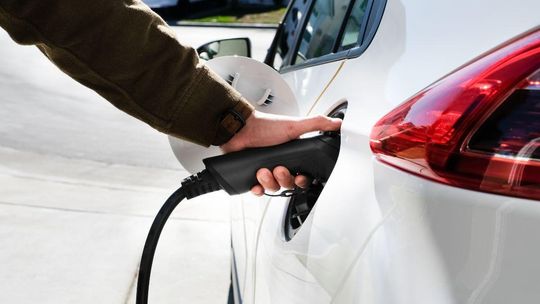 Kościół ma ładować elektryki na parkingach przy parafiach