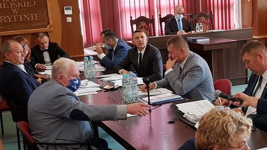 To nie moja wina! Oni odpowiadają za zaskarżoną uchwałę śmieciową! Burmistrz obarcza odpowiedzialnością radnych