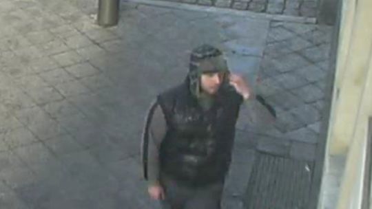 To on oblał twarz żrącą substancją. Czy poznajesz tego osobnika? - pyta policja