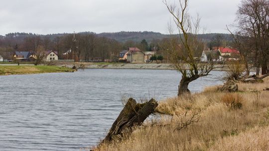 To zabezpieczenie przed powodzią - tłumaczą inwestycję Wody Polskie