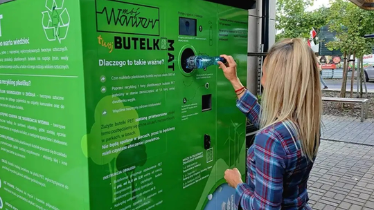 Wiadomo, co zrobią Polacy, kiedy butelkomat zwróci im butelkę. Odpowiedzi zaskakują