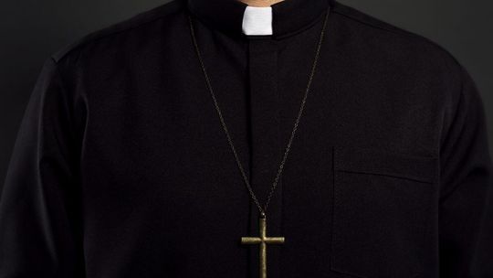 Ksiądz został surowo ukarany przez Watykan. Nie jest już duchownym, ale to nie koniec