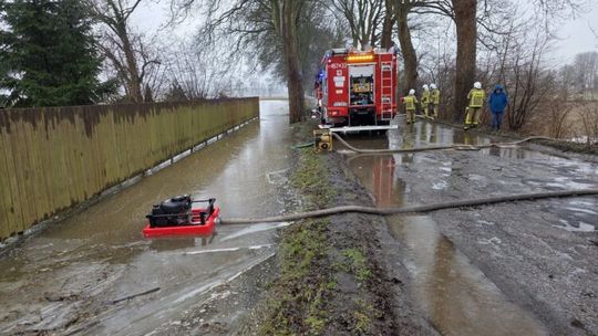 Wielkie roztopy uderzyły w regiony: Setki zalanych posesji i dróg. Strażacy walczą z żywiołem