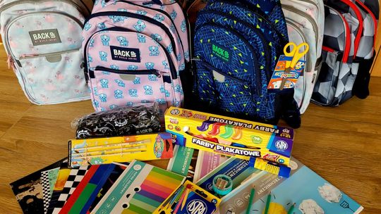 Tornistry z wyposażeniem przekazano 16 pierwszoklasistom