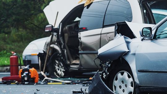 Rodzice śmiertelnie potrąceni, a 8-miesięczne dziecko walczy o życie. Czarna seria na drogach przed końcem wakacji
