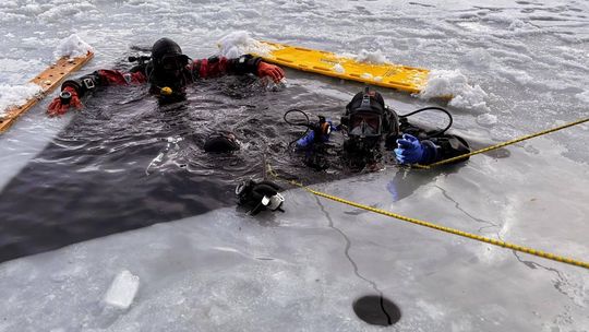 Tragiczny finał poszukiwań w Baniach. Wyłowiono ciało mężczyzny z Jeziora Dłużec Tragiczny finał poszukiwań w Baniach. Wyłowiono ciało mężczyzny z Jeziora Dłużec
