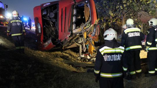 Katastrofa polskiej pielgrzymki na autostradzie M3 – najważniejsze ustalenia i stan poszkodowanych