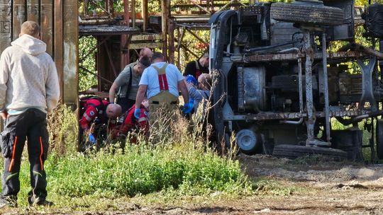 Tragiczny wypadek związany z przewróconą ciężarówką