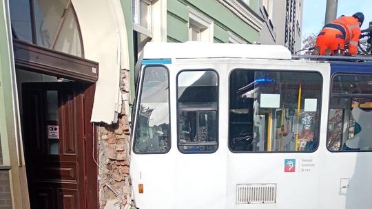 Tramwaj wypadł z torów i z impetem uderzył w ścianę kamienicy. Są ranni
