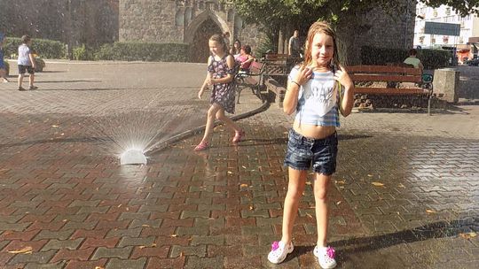 Trochę wody dla ochłody. Rozstawiono kurtynę wodną Trochę wody dla ochłody. Rozstawiono kurtynę wodną