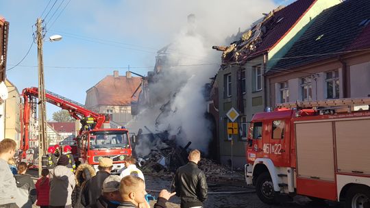 Trzy osoby ranne w pożarze kamienicy po wybuchu gazu w Mieszkowicach [FOTO, WIDEO]