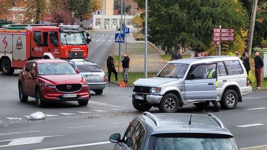 Trzy samochody zderzyły się w centrum miasta. Są poszkodowani [FOTO]