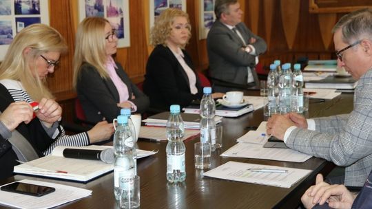 Tu nawet woda w butelkach tylko dla swojaków