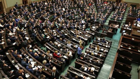 Partia Tuska pierwsza, a PiS nie zyskuje. Rośnie skrajna prawica