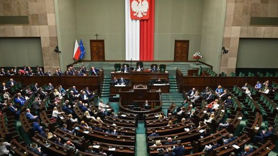 Wybory i nowy sondaż IBRiS: KO wygrywa z PiS, ale władzę może przejąć koalicja prawicy